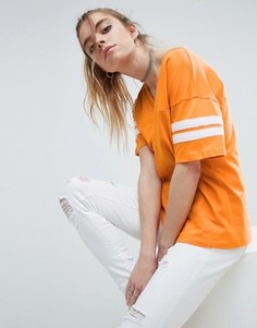 Прямая футболка с полосками на рукавах ASOS - Оранжевый