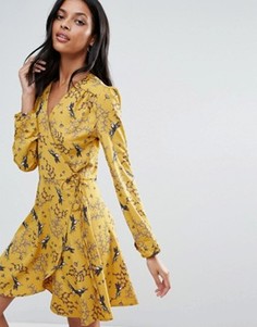 Платье с длинными рукавами, запахом и принтом ласточек Liquorish - Желтый