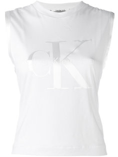 майка с логотипом бренда Calvin Klein Jeans