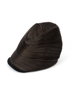 плиссированная шляпа Issey Miyake