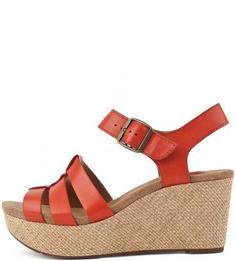 Кожаные босоножки на танкетке Clarks