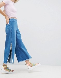 Широкие джинсы с разрезами по бокам и необработанным поясом ASOS - Синий