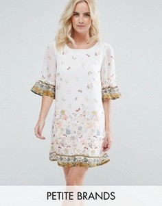 Свободное платье с цветочным принтом и оборками на рукавах Yumi Petite - Белый