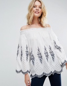 Топ с открытыми плечами и вышивкой QED London - Кремовый