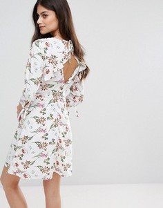 Короткое приталенное платье с цветочным принтом Vero Moda - Мульти