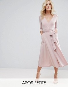 Креповое платье миди с запахом ASOS PETITE - Розовый
