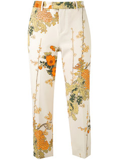 укороченные брюки с цветочным принтом Pt01