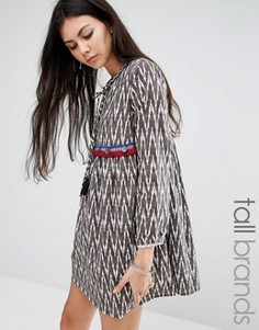 Свободное платье с шевронным принтом и монетками Glamorous Tall - Мульти