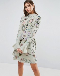 Приталенное платье мини с вышивкой и рукавами клеш ASOS - Зеленый