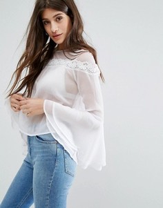 Блузка с кружевной отделкой и рукавами клеш Boohoo - Белый
