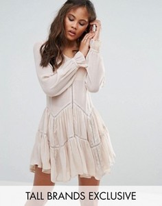Свободное платье с оборкой по краю Glamorous Tall - Кремовый