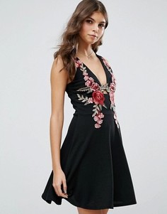Короткое приталенное платье с глубоким вырезом и цветочной вышивкой Club L - Черный