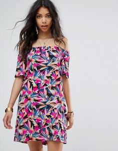 Цельнокройное платье с открытыми плечами Boohoo - Мульти