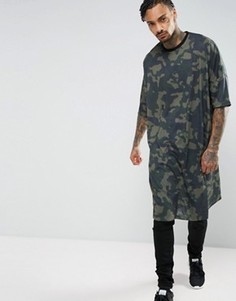 Длинная футболка с камуфляжным принтом ASOS - Зеленый