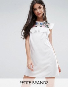 Платье с вышивкой и оборками Boohoo Petite - Белый