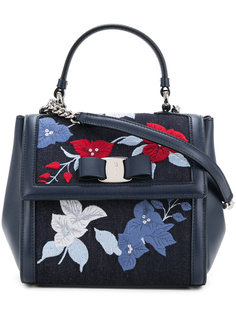 джинсовая сумка Vara с цветочной вышивкой  Salvatore Ferragamo