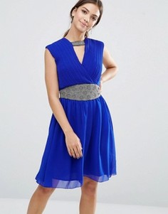 Короткое приталенное платье с V-образным вырезом Little Mistress - Синий