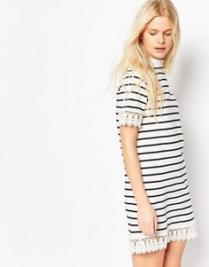 Платье с высокой горловиной и принтом в полоску ASOS - Мульти