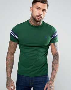 Зеленая футболка с отделкой на рукавах Fred Perry - Зеленый