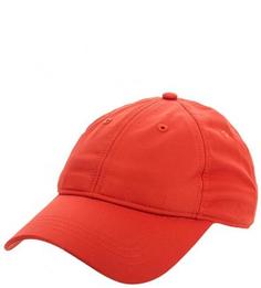 Красная бейсболка с логотипом бренда Lacoste