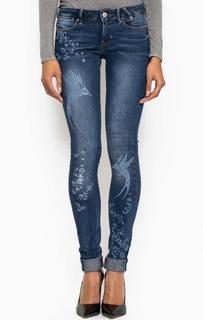 Джинсы с вышивкой и принтом Guess
