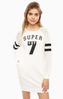 Короткое платье с нашивками и вышивкой Superdry