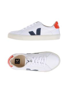 Низкие кеды и кроссовки Veja