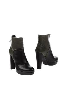 Полусапоги и высокие ботинки Stuart Weitzman