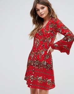 Платье с цветочным принтом и расклешенными рукавами Boohoo - Красный