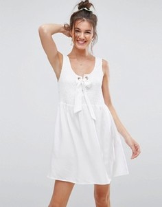 Платье с присборенной отделкой и люверсами ASOS - Белый