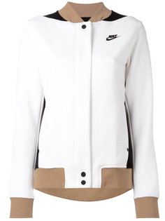 трехцветная куртка Nike