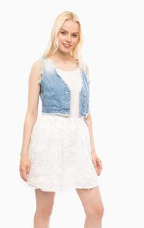 Короткое белое платье с джинсовым жилетом MET