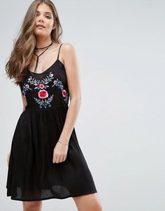 Платье на бретельках с цветочной вышивкой Boohoo - Черный