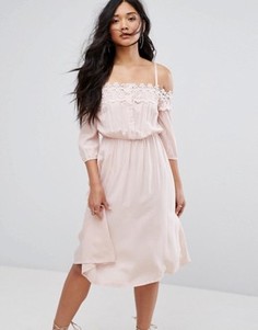 Платье с открытыми плечами и кружевной вставкой Boohoo - Розовый