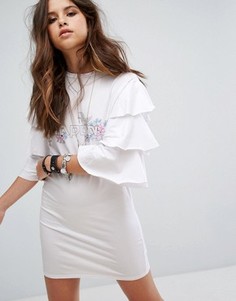 Платье-футболка с оборками на рукавах PrettyLittleThing - Белый