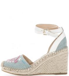 Босоножки на танкетке с вышивкой Guess