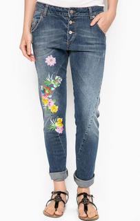 Джинсы бойфренд с вышивкой Fornarina
