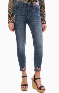 Джинсы с вышивкой и заломами Desigual