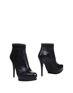 Полусапоги и высокие ботинки Stuart Weitzman