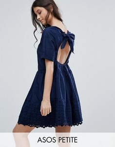 Свободное платье с открытой спиной и вышивкой ASOS PETITE - Темно-синий