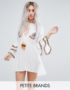 Свободное платье с вышивкой и оборками на рукавах Glamorous Petite - Белый