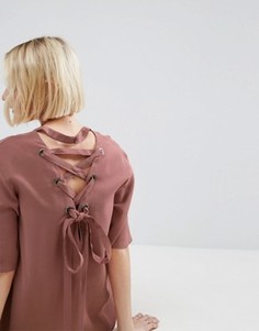 Платье-футболка с решетчатой отделкой на спине и люверсами ASOS - Розовый