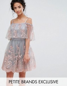 Короткое приталенное платье с открытыми плечами и 3D вышивкой Chi Chi Petite - Мульти