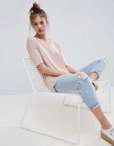 Oversize-футболка в рубчик с V-образным вырезом и удлиненным краем ASOS - Розовый