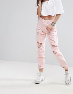 Джинсы в винтажном стиле с рваной отделкой и эффектом кислотной стирки Glamorous - Розовый