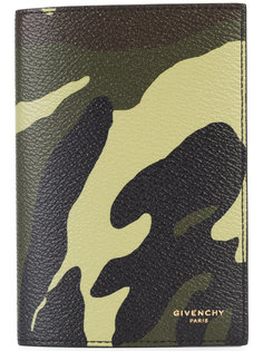 обложка для паспорта с камуфляжным узором Givenchy