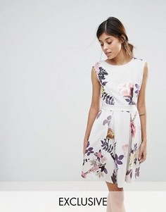 Короткое приталенное платье с короткими рукавами и принтом Closet London - Мульти