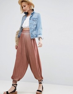 Гаремные брюки с принтом тай-дай ASOS - Розовый