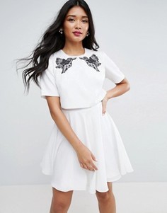 Приталенное платье мини с кроп-топом и вышивкой ASOS - Розовый