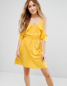 Короткое приталенное платье с открытыми плечами и оборками Boohoo Petite - Желтый